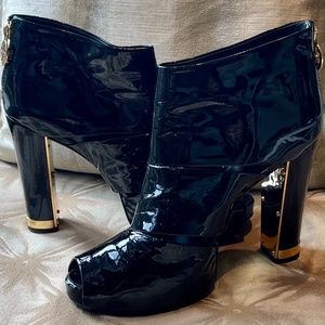 2️⃣✖️♓️🅿️ ♠️Tory Burch Lucille Black Patent Peep Toe Booties♠️